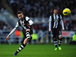 Cabaye thực hiện cú sút phạt nâng tỷ số lên 2-0 (Nguồn: AFP/Getty Images)